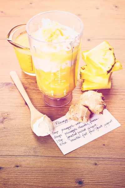 Świeżo wykonane ananas imbir smoothie — Zdjęcie stockowe