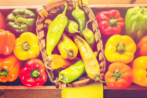 Різноманітність свіжих органічних перців — стокове фото