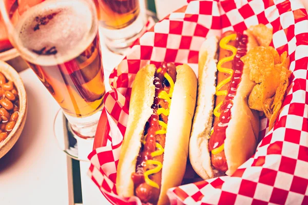 Cachorros quentes grelhados com mostarda e ketchup — Fotografia de Stock