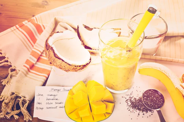 Frisch gemachter Mango-Bananen-Smoothie — Stockfoto