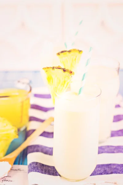 Batido de gengibre de abacaxi com iogurte grego — Fotografia de Stock