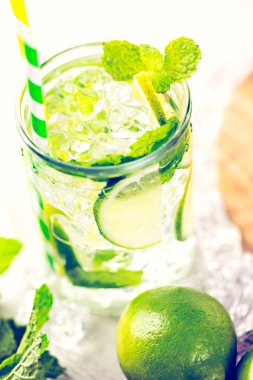 İnfüzyon su organik turuncu ve çilek ile