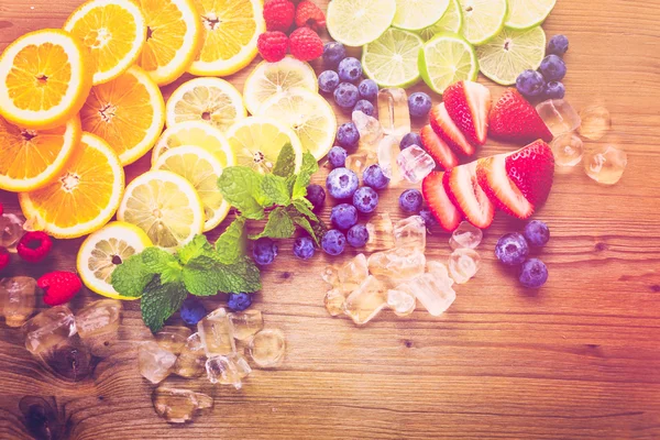 Frutas orgánicas frescas en rodajas — Foto de Stock