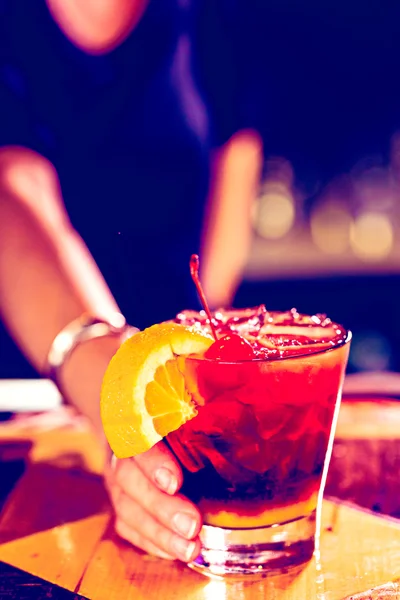 Barman maken rode Sangria — Stockfoto