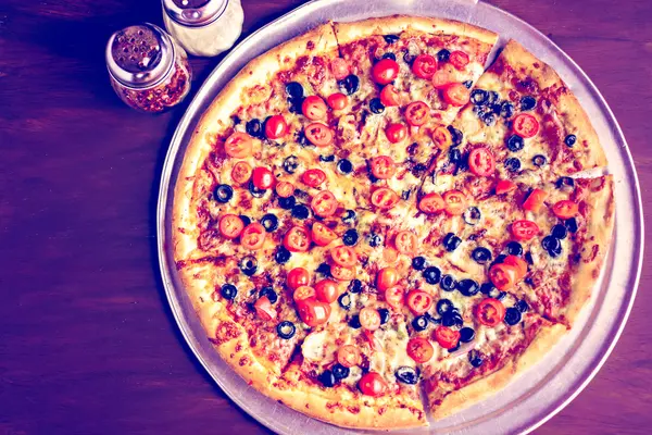 Pizza vegetariana con aceitunas y tomates cherry — Foto de Stock