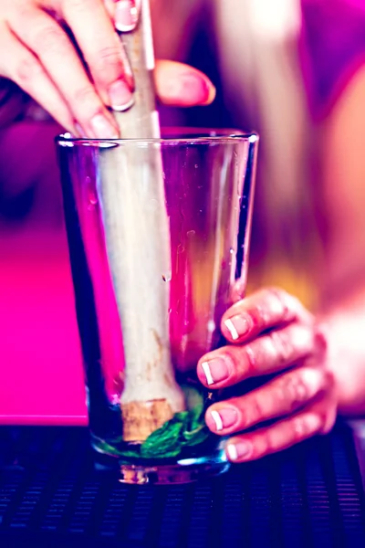 Bartender att göra Front verandan cocktail — Stockfoto