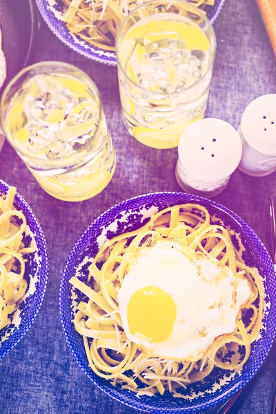 Pasta met krokante eieren — Stockfoto