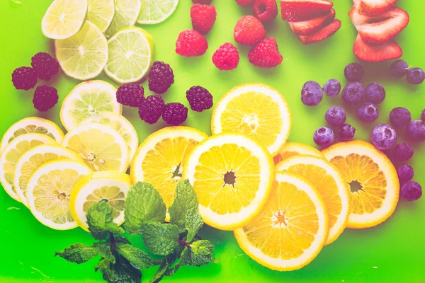 Frutta fresca biologica affettata — Foto Stock