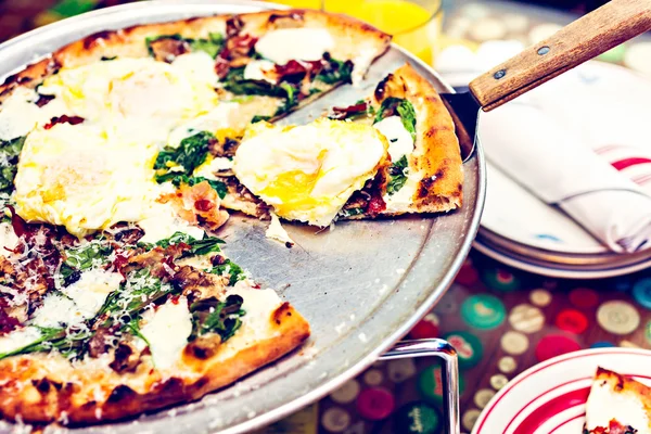 Pizza fresca colazione con tre uova fresche fattoria — Foto Stock