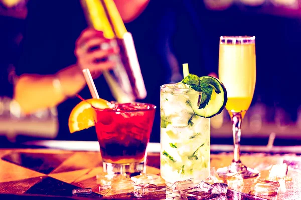 Renkli kokteyl barın üstüne — Stok fotoğraf