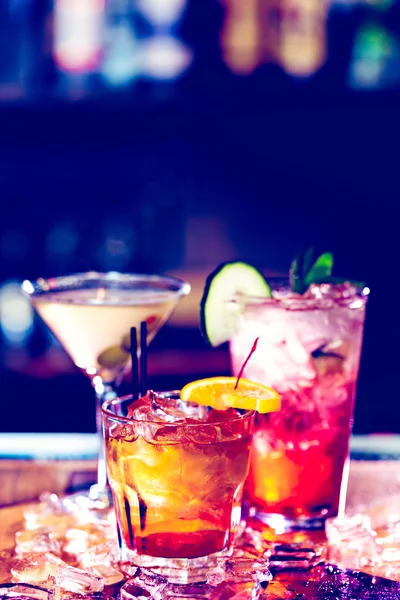 Kleurrijke cocktails op de bar — Stockfoto