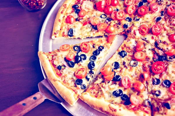 Pizza vegetariana con aceitunas y tomates cherry — Foto de Stock