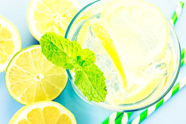 Infuze voda s čerstvých citrusů — Stock fotografie
