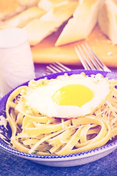 Pasta met krokante eieren — Stockfoto