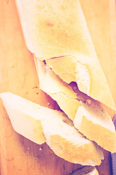 Frisches französisches Baguette in Scheiben geschnitten — Stockfoto