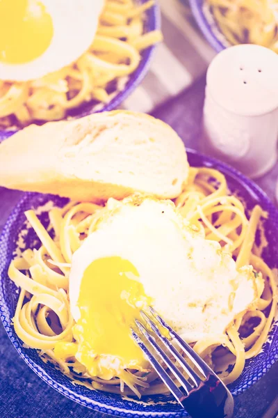 Pasta met krokante eieren — Stockfoto