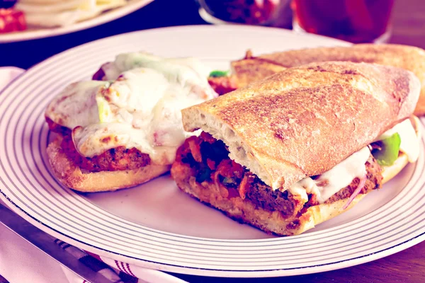 Frikadellen-Sandwich auf dem Teller — Stockfoto