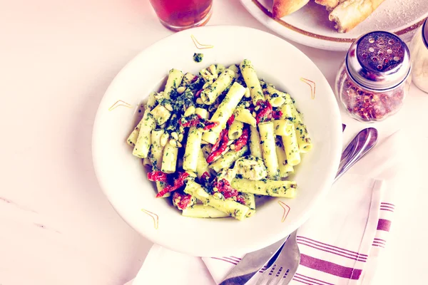 Ziti pesto z kurczaka w tablicy — Zdjęcie stockowe