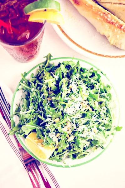 Salada de abúgula com pinhões — Fotografia de Stock