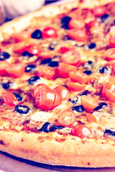 Pizza vegetariana con aceitunas y tomates cherry — Foto de Stock