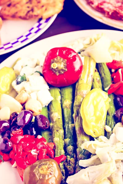 Placa de aperitivos, antipasto vegetariano —  Fotos de Stock