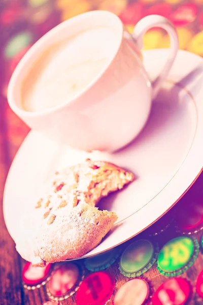 Caffè con biscotto sul tavolo — Foto Stock