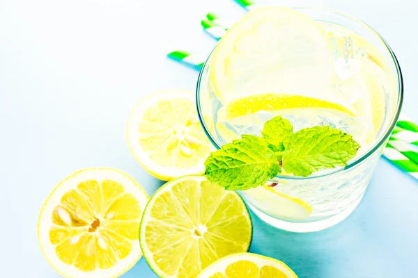 Água infundida com citrinos frescos — Fotografia de Stock