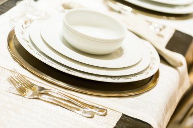 Tabak ve çatal bıçak ile tablo