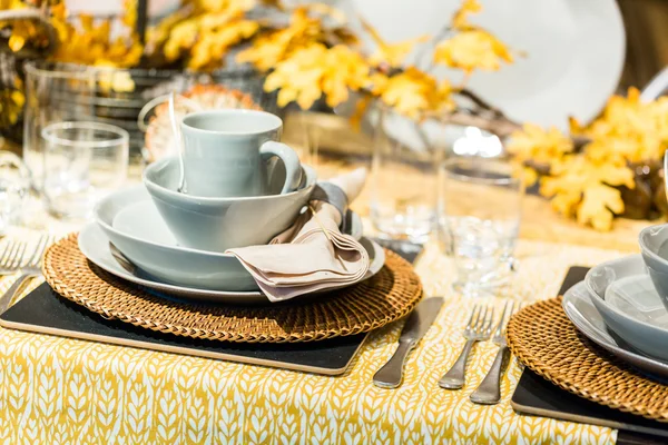Juego de mesa con platos y cubiertos — Foto de Stock