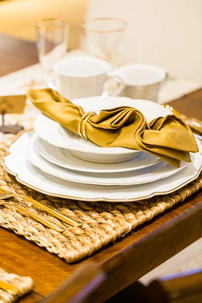 Juego de mesa con platos y cubiertos — Foto de Stock