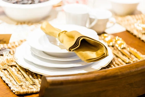 Juego de mesa con platos y cubiertos — Foto de Stock