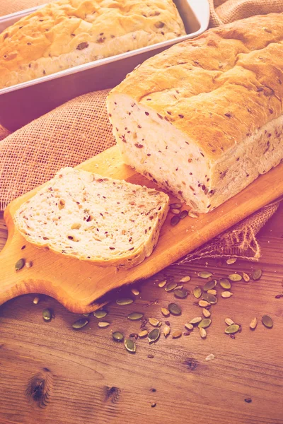Pão de semente de fermento artesanal fresco — Fotografia de Stock