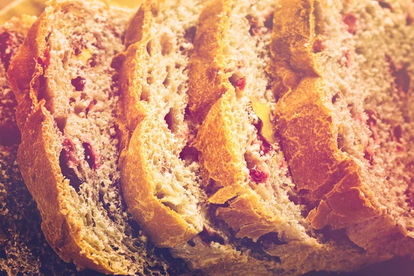Свежеиспечённый нарезанный хлеб из клюквы и ореха — стоковое фото