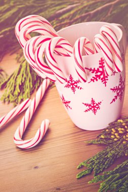 Ahşap masa üzerinde geleneksel şekerler