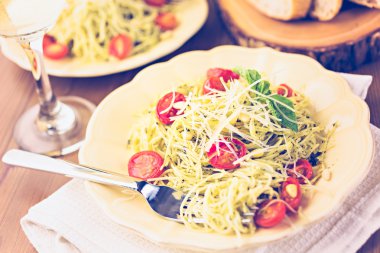 Ev yapımı angel saç Makarna pesto ile