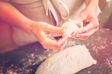 Genç baker esnaf Maya hazırlanıyor