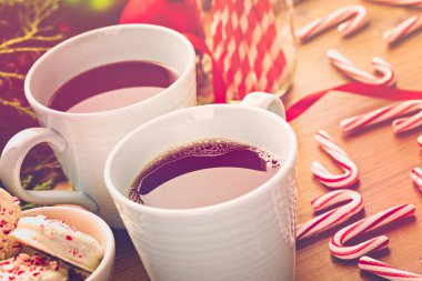 Bardak sıcak çikolata ile