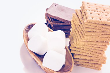 Büyük beyaz marshmallow ile Smores istasyonu