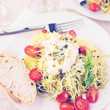 Ev yapımı angel saç Makarna pesto ile