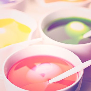 Paskalya yumurtaları boyamak