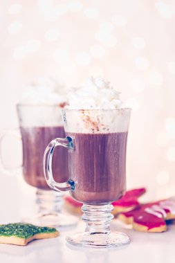 Sıcak çikolata krema ile süslenmiş