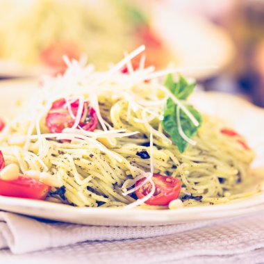 Ev yapımı angel saç Makarna pesto ile