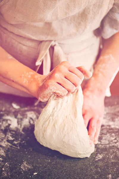 Panadero joven preparando masa fermentada artesanal — Foto de Stock