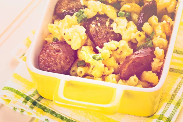 Macarrones y queso al horno con salchicha italiana —  Fotos de Stock