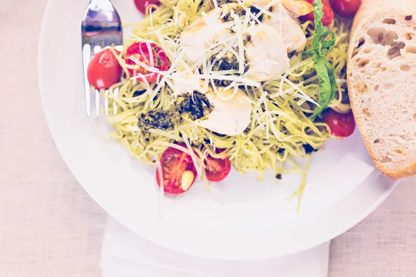 Massa de cabelo de anjo caseiro com pesto — Fotografia de Stock