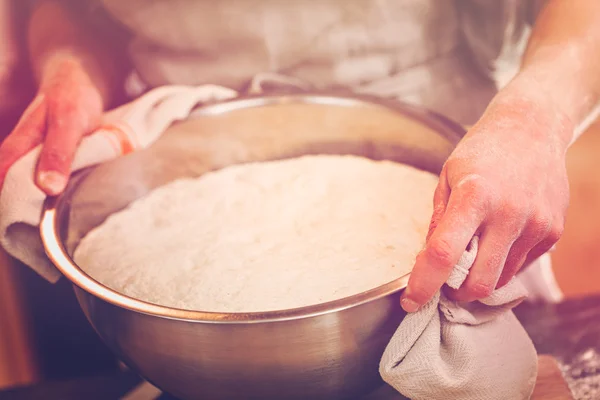 Jonge baker voorbereiding artisan zuurdesem — Stockfoto