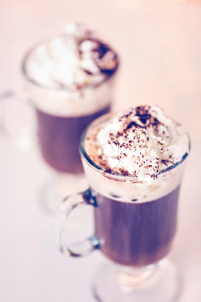 Chocolate quente decorado com chantilly — Fotografia de Stock