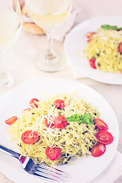 Pastas caseras de cabello de ángel con pesto — Foto de Stock