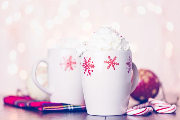 Warme chocolademelk gegarneerd met slagroom — Stockfoto