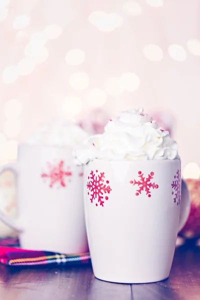 Cioccolata calda guarnita con panna montata — Foto Stock